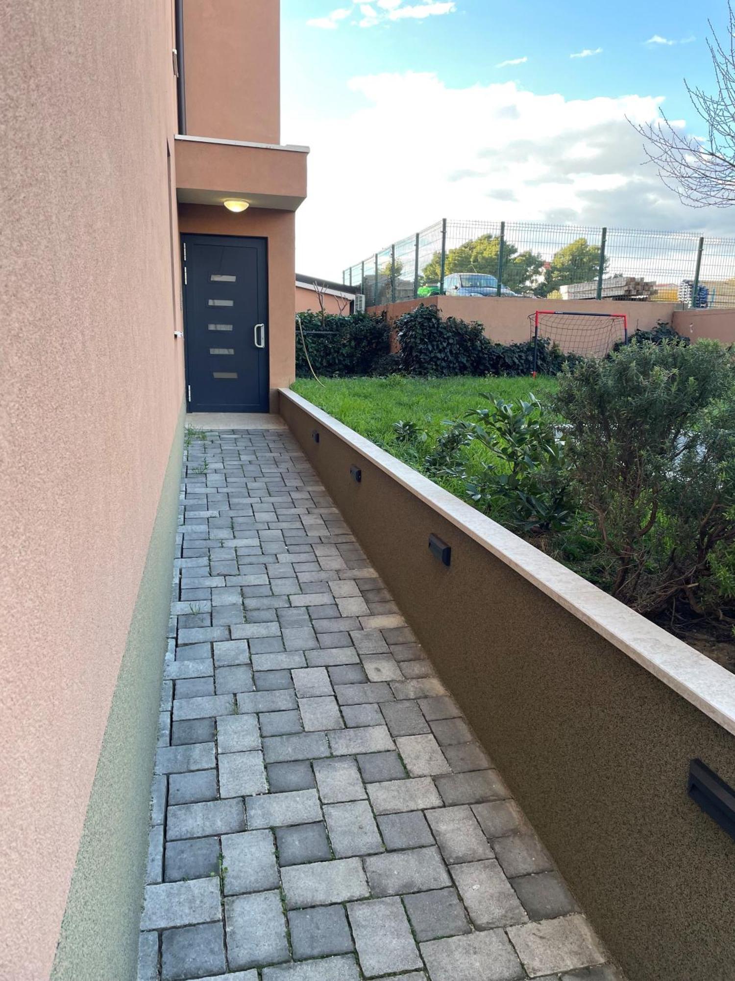 Veluni - - Free Parking Appartement