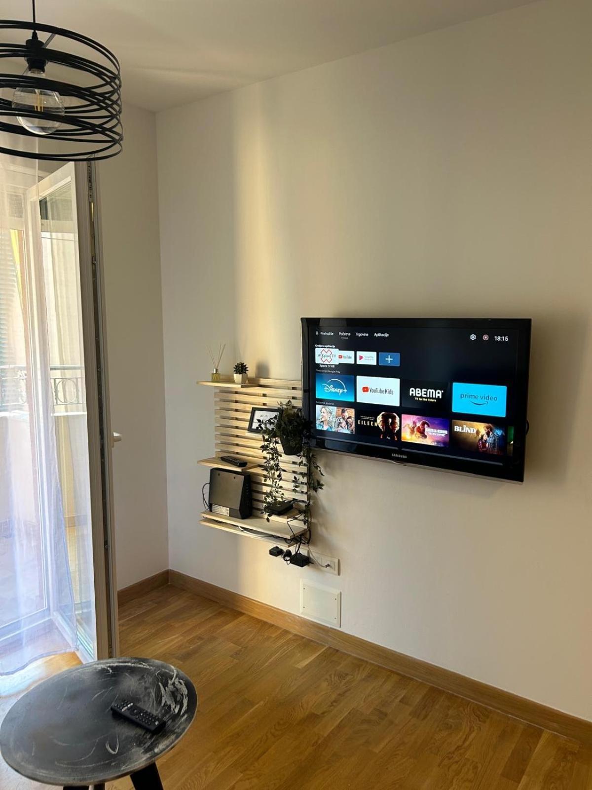Veluni - - Free Parking Appartement